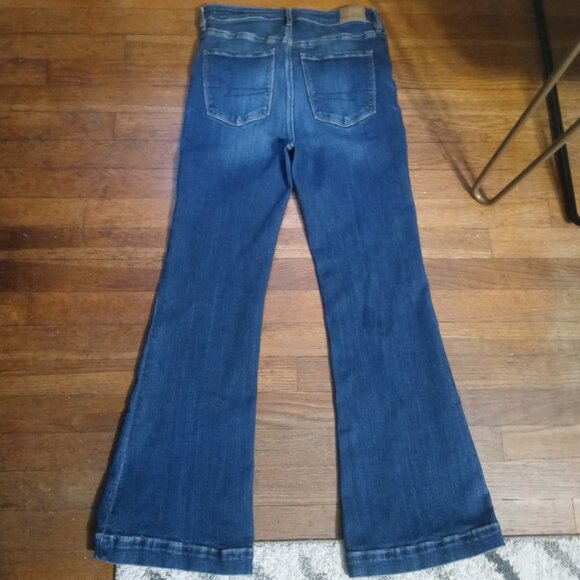 AMERICAN EAGLE stretch super hi-rise flare jeans in Dark Rinse (8 short) - Picture 6 of 13